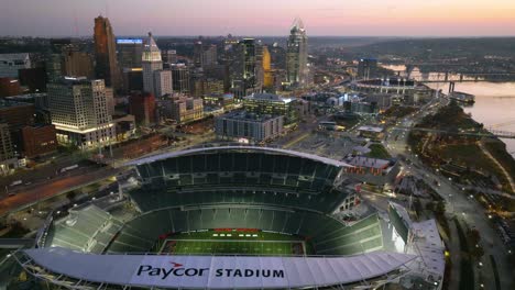 Vista-Aérea-Con-Vistas-Al-Estadio-Paycor-Y-Al-Centro-De-Cincinnati,-Atardecer-En-Ohio,-Ee.uu.---Levantamiento,-Inclinación,-Disparo-De-Drones