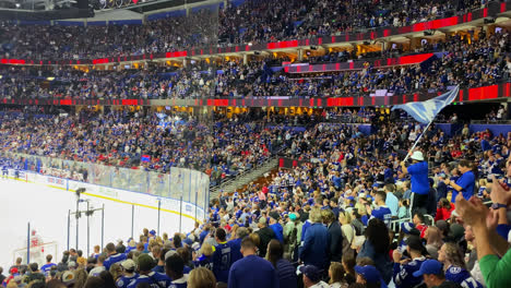 Los-Fanáticos-Del-Hockey-Se-Emocionan-Con-El-Juego-De-Hockey-Relámpago-En-El-Amalie-Arena-En-La-Bahía-De-Tampa