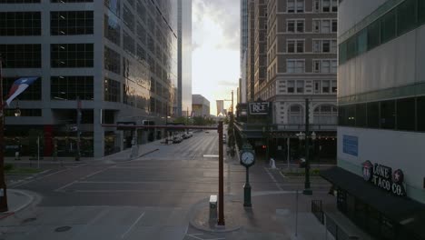 Luftaufnahme-Auf-Niedrigem-Straßenniveau-Eines-Ruhigen-Morgens-An-Der-Texas-Avenue-In-Houston,-USA