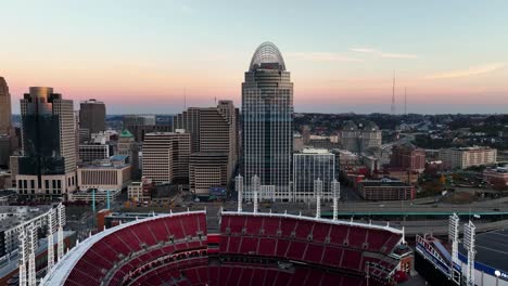 Vista-Aérea-Sobre-El-Parque-De-Pelota-Hacia-La-Gran-Torre-Americana,-Amanecer-En-Cincinnati,-Ee.uu.---Levantamiento,-Disparo-De-Drones