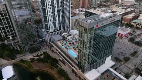 Vista-Aérea-Alrededor-Del-Hotel-Marriott-Marquis,-Amanecer-En-Houston,-Estados-Unidos---órbita,-Disparo-De-Drones