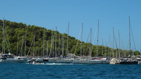 Marina-Frapa-Parkplatz-Mit-Geparkten-Segelbooten