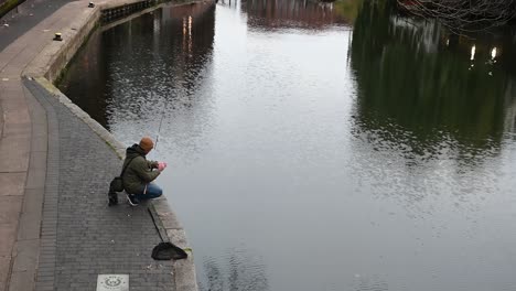 La-Pesca-En-El-Camino-De-Sirga-Del-Canal-Regents,-Kentish-Town,-Camden,-Londres,-Reino-Unido.