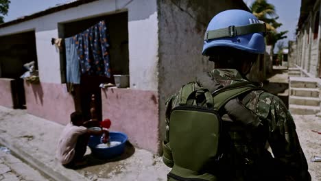 Un-Casco-Azul-Patrulla-El-Barrio-De-Haiti