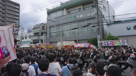 Carrera-De-Flotadores-Comienza-A-Acelerar-En-Kishiwada-Danjiri-Matsuri