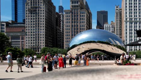 Touristen-Und-Reisende-Am-Cloud-Gate-Im-Millennium-Park-An-Einem-Sonnigen-Tag