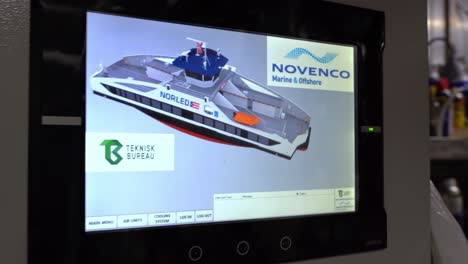 Novenco-Y-Teknisk-Bureau-HVAC-Marine-And-Offshore-System:-Cámara-Que-Revela-La-Pantalla-De-Control-Con-El-Logotipo-Y-La-Imagen-De-Los-Barcos.