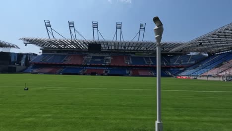 Hiperlapso-4k-Del-Estadio-Del-Club-De-Fútbol-Wisla-Krakow-Con-Clasificaciones-Vacías-A-La-Luz-Del-Día