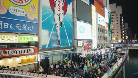 Osaka-Ebisu-Bridge-Y-Glico-Man-Sign,-Multitudes-De-Japoneses-Asistiendo-A-Halloween