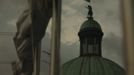 La-Cúpula-De-Una-Iglesia-En-Venecia,-Italia