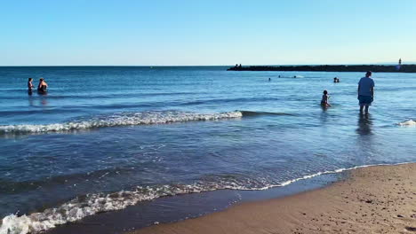 Weitwinkelblick-Auf-Das-Meer-Mit-Leuten,-Die-Spaß-In-Hyeres-Frankreich-Haben