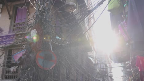 Una-Maraña-De-Cables-Enredados-Se-Cierne-Sobre-Las-Concurridas-Calles-Del-Centro-De-Katmandú,-Nepal