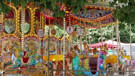 El-Carrusel-Del-Parque-De-Atracciones-Gira-A-La-Luz-Del-Día