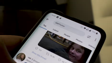 Finger-Scrollen-Durch-Den-Riptwitter-Hashtag-Auf-Dem-Smartphone