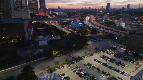 Vista-Aérea-Hacia-El-Acuario-Del-Centro-Y-El-Carrusel-Acuático,-Anochecer-En-Houston,-Estados-Unidos