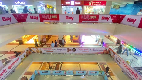 La-Gente-Disfruta-Del-Día-En-El-Centro-Comercial-De-La-Ciudad-De-Bashundhara