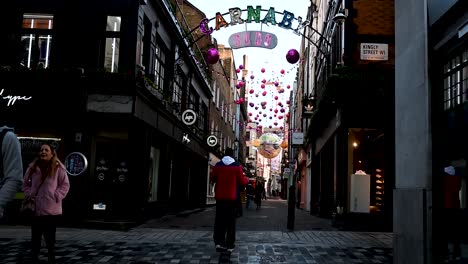 Tomando-Fotografías-De-Las-Luces-En-Carnaby,-Londres,-Reino-Unido