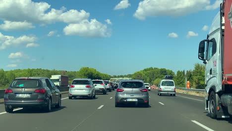 Autobahnfahrt-Durch-Französische-Straßen-Mit-Vielen-Autos-Und-Wunderschöner-Natur