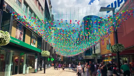 Das-Stadtzentrum-Von-Andorra-La-Vella-Mit-Menschen,-Die-Zwischen-Den-Gebäuden-Spazieren-Gehen-Und-Einkaufen