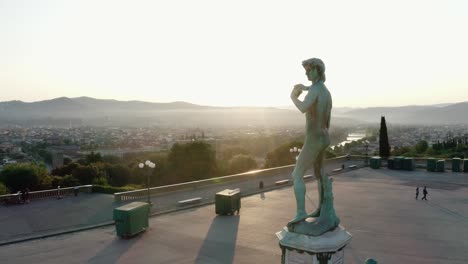 La-Estatua-De-David-De-Miguel-ángel-Con-El-Panorama-De-Florencia,-Italia