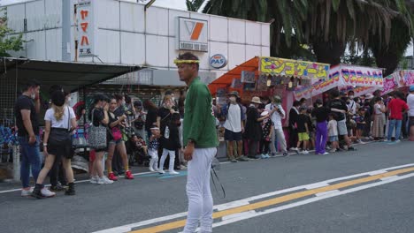 Los-Japoneses-Esperan-En-La-Calle,-En-Las-Tiendas-Del-Festival-Esperando-La-Carrera-Danjiri