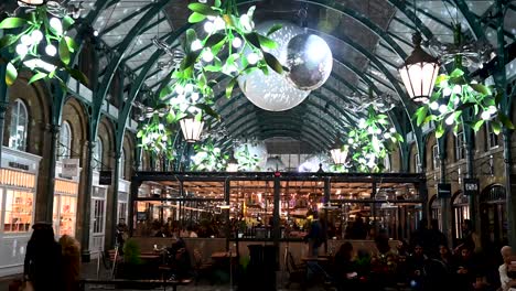 Christmas-Style-within-the-Centre-of-Covent-Garden-and-its-Apple-Market,-London,-United-Kingdom