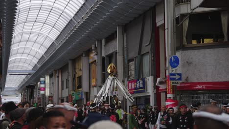 El-Desfile-Del-Festival-Danjiri-Se-Abre-Paso-A-Través-De-Una-Galería-Comercial-En-Osaka