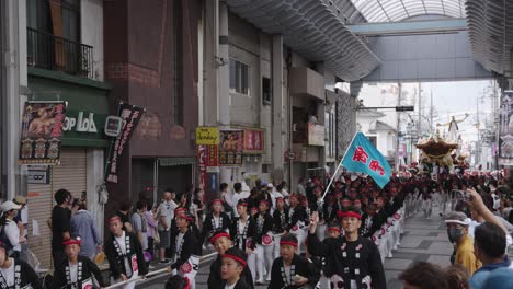 Japanische-Kinder,-Die-Kishiwada-Danjiri-Matsuri-Ziehen,-Schweben-Durch-Die-Stadt