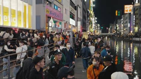 Junge-Japaner-Genießen-Die-Halloween-nacht-Am-Dotonbori-kanal