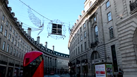 Autobuses-Londinenses-Circulando-Por-Regents-Street-Antes-De-Que-Se-Encendieran-Las-Luces-Navideñas,-Londres,-Reino-Unido