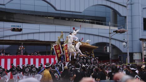 Feier-In-Kishiwada-Matsuri,-Während-Das-Festival-Durch-Die-Stadt-Rast