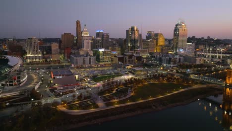 Vista-Aérea-Alrededor-Del-Estadio-Paycor-Y-El-Horizonte-De-Cincinnati,-Anochecer-En-Ohio,-Ee.uu.---Dando-Vueltas,-Disparo-De-Drones