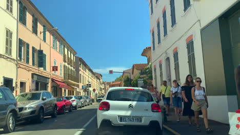 Gente-Caminando-Por-La-Calle-Entre-Edificios-Comerciales,-St-Tropez