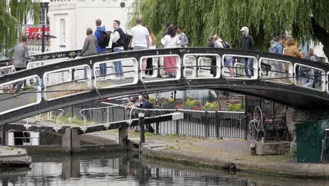 Punto-De-Referencia-De-Londres,-Icónico-Puente-Del-Canal-En-Camden-Lock