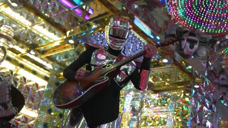 Animador-Tocando-La-Guitarra-Dentro-Del-Famoso-Restaurante-Robot-En-Kabukicho-Shinjuku