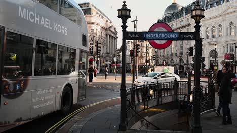 öffentliche-U-bahn-Des-Piccadilly-Circus,-London,-Vereinigtes-Königreich