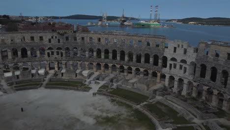 Drohnenaufnahme-Des-Amphitheaters-In-Pula,-Kroatien---Drohne-Fliegt-über-Die-Antike-Römische-Stätte