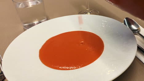 La-Sopa-De-Tomate-Se-Vierte-En-Un-Plato-Con-Una-Cuchara-Y-Una-Mesa-Sin-Gente