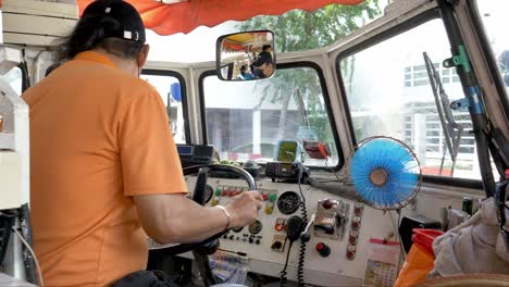 Conductor-De-Autobús-Turístico-Anfibio-Moviéndose-Sobre-Las-Riquezas-De-Singapur