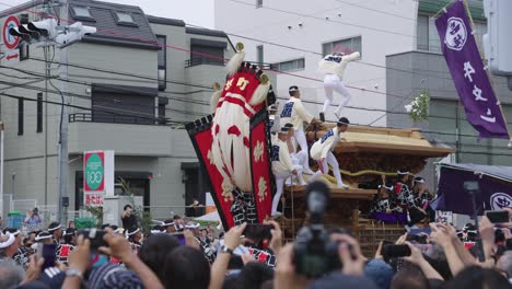 Float-Races-Through-Streets-at-Kishiwada-Danjiri-Matsuri