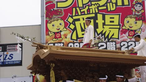 Japanischer-Mann,-Der-Auf-Danjiri-Matsuri-schwimmer-In-Osaka-Steht