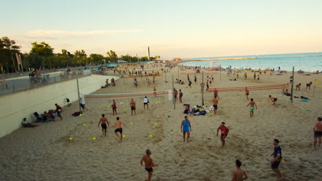 Gente-Jugando-Al-Fútbol-En-La-Playa-De-Barcelona-España