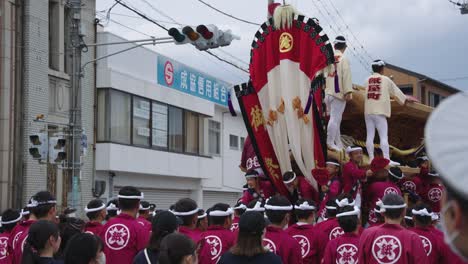 Kishiwada-Danjiri-Float-Reist-Im-Sommer-Durch-Die-Stadtstraße-In-Osaka