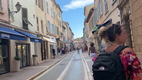 St-Tropez-Tourism,-buildings,-and-people-walking-along-the-street