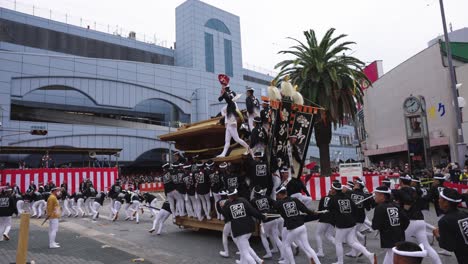 Comienza-La-Carrera-De-Flotadores-En-Danjiri-Matsuri,-Corriendo-Por-Las-Esquinas-De-Kishiwada