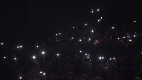 Multitud-De-Conciertos-Con-Luces-De-Teléfonos-Celulares