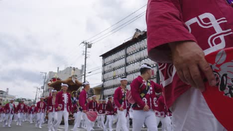 Kishiwada-Danjiri-Festparade,-Festwagen,-Die-Durch-Die-Straßen-Gezogen-Werden