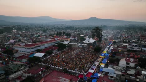 Cementerio-E-Iglesia-Mixquic,-Durante-Las-Celebraciones-Del-Día-De-Los-Muertos,-Atardecer-En-La-Ciudad-De-México---Vista-Aérea