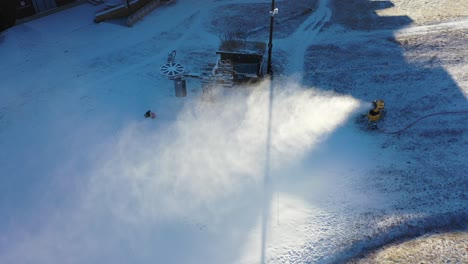 Cañón-De-Nieve-Sopla-Nieve-Artificial-Sobre-La-Pista-De-Esquí-En-La-Estación-De-Esquí-De-Myrkdalen-En-Noruega---Antena-Con-Hermosa-Luz-De-Puesta-De-Sol