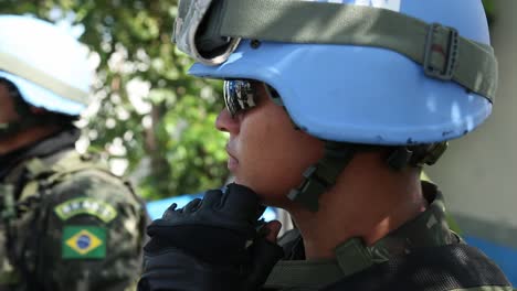 Primer-Plano-Con-Soldados-De-La-Onu-Con-Casco-Azul